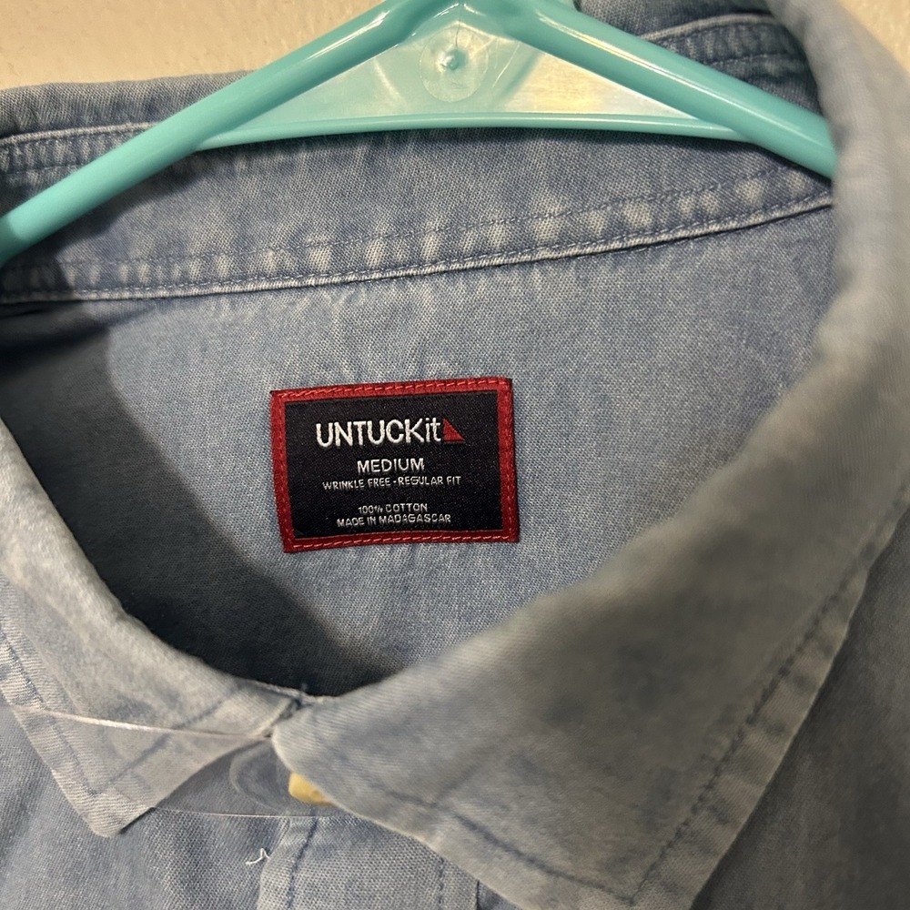 UNTUCKit Shirt Mens M Blue Chambray Reg Fit Button Up Long Sleeve New - Picture 4 of 8